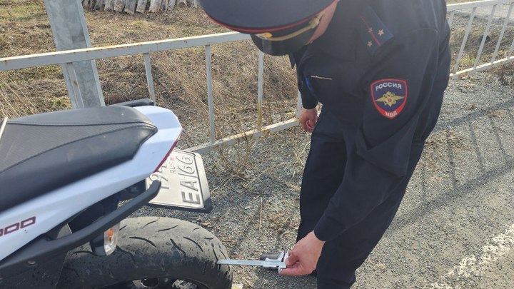 Байкер разбился насмерть, врезавшись в перильное ограждение на свердловской дороге