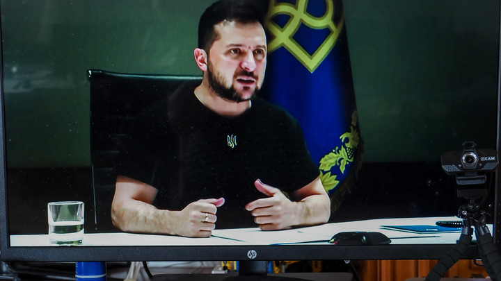 С Зеленским заговорили на русском в Польше - главное в СМИ Украины
