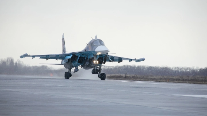 Русские летчики посадили Су-34 с лопнувшим на высоте 10 км фонарем кабины