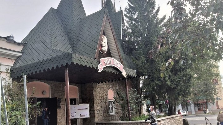 В обновлённом челябинском театре кукол идёт дождь из шаров