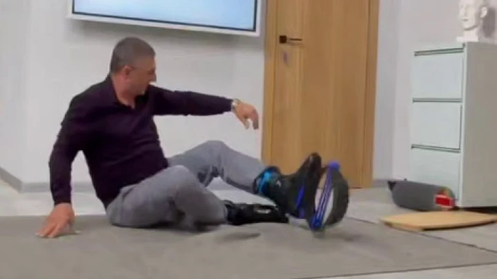 «Что-то сломалось»: доктор Мясников упал с джамперов на съемках программы, видео