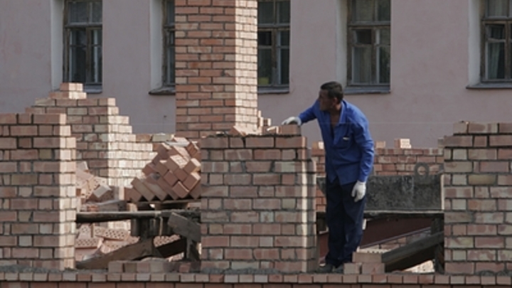 Для чего нужна амнистия мигрантов? Журналист объяснил на унылых кварталах