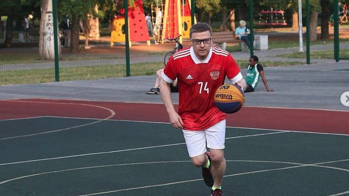 В Челябинске губернатор Алексей Текслер доказал, что умеет играть в стритбол