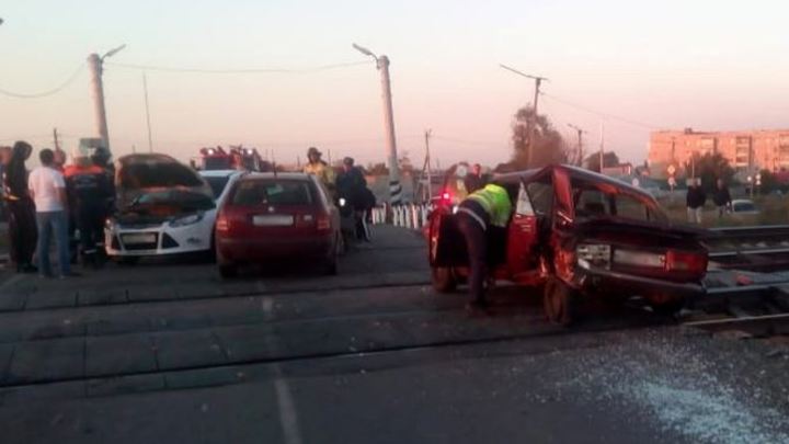 Водителей увезли с массового ДТП на железной дороге под Челябинском — фото