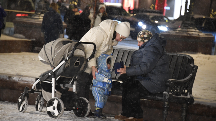 Петербуржцы написали заявление на пожилую няню, которая избивала годовалого мальчика