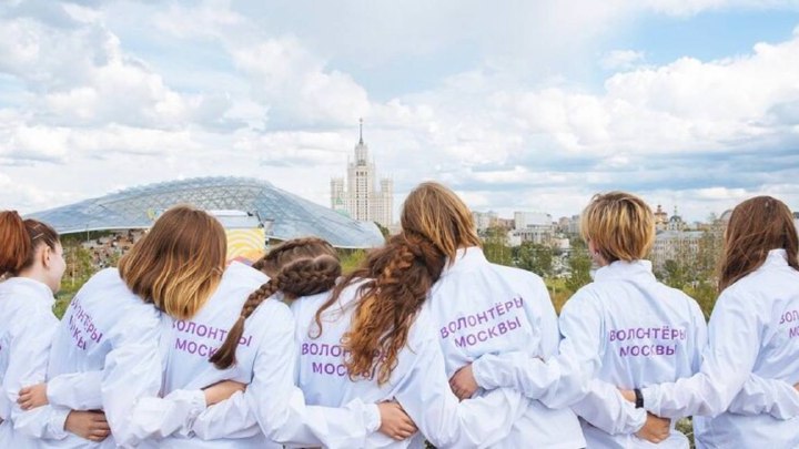 30 лучших московских волонтёров наградят знаками отличия