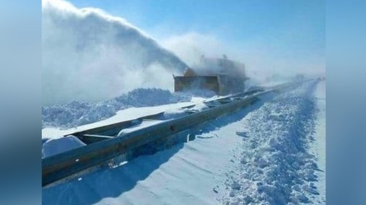 В Челябинской области тяжелая техника не может пробить снежную стену