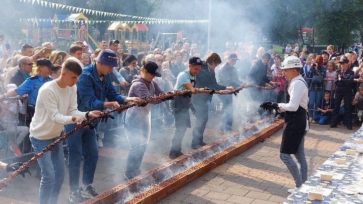 10-метровый шашлык приготовили в Кемерове во время фестиваля