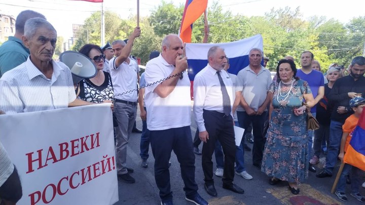 Армяне после отлёта Пелоси провели акцию поддержки России и напомнили о Союзном государстве