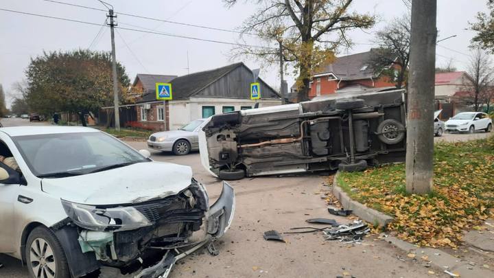 В Ростовской области при столкновении двух автомобилей пострадала 17-летняя девушка