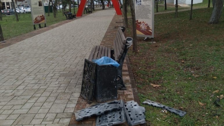 В Новороссийске неизвестные изуродовали сквер 75-летия Победы