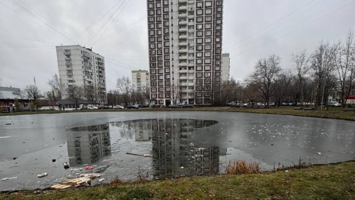 В Москве мужчина пытался срезать дорогу к дому и погиб подо льдом