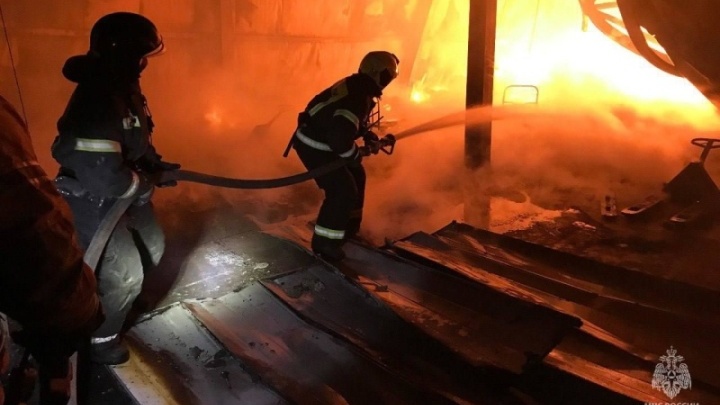 Фото и видео страшного пожара во Владивостоке появились в соцсетях
