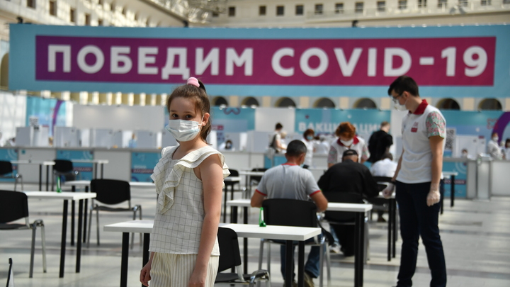 Вакцинацию подростков от коронавируса внесли в национальный календарь прививок