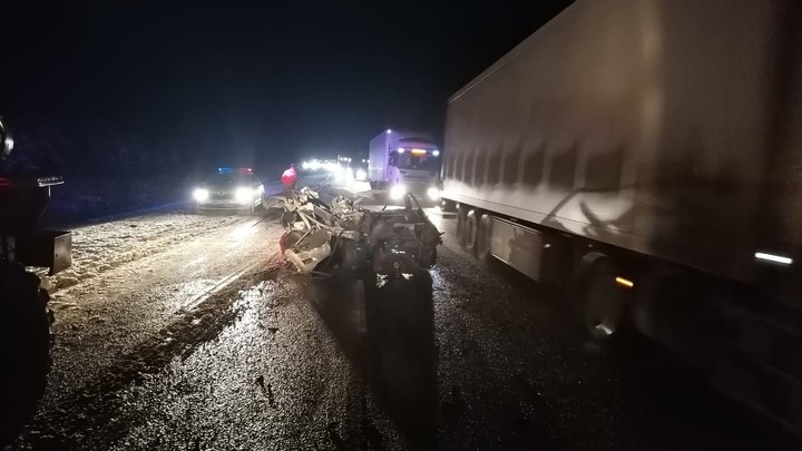 В аварии с двумя фурами на М-5 Челябинск погибли водитель и пассажирка Лады
