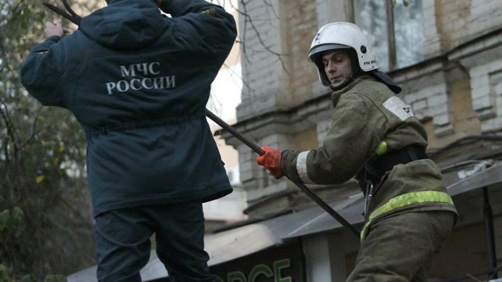 В Екатеринбурге ночью загорелось здание Уральского лесотехнического университета