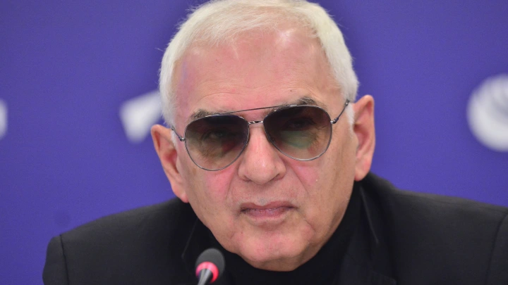 Карен Шахназаров послушал министра и сказал: Господа, изучайте психиатрию. Это очень полезно