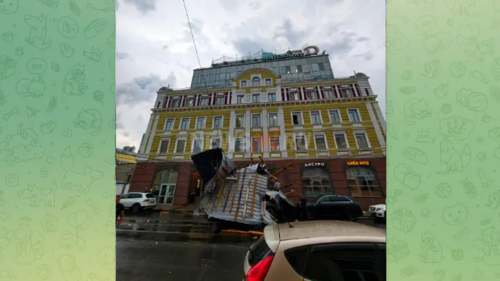 В Нижнем Новгороде сорванная ураганом крыша повредила витрину и автомобиль