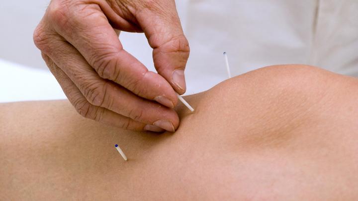 Дело не в шпильке: Врач рассказал об обуви, убивающей колени