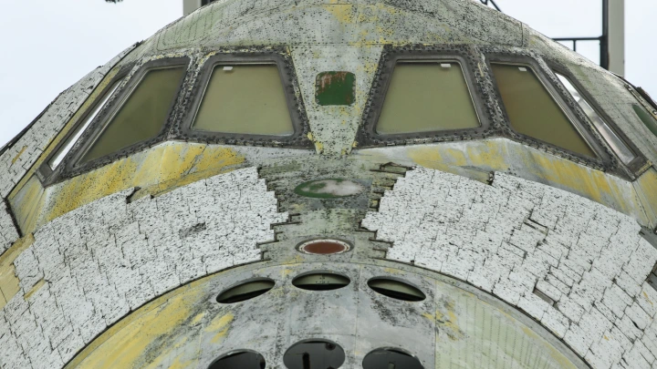 Тайконавтов эвакуируют после столкновения космического корабля с неизвестным объектом