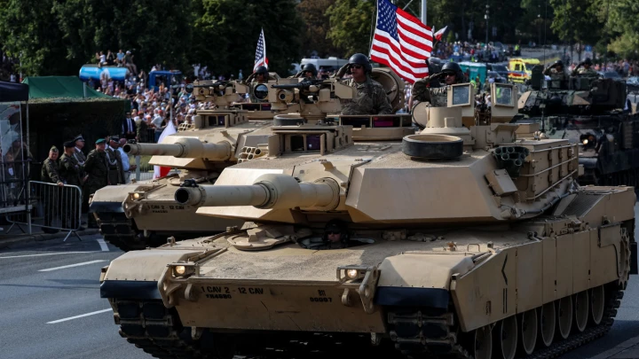 Танки и артиллерия идут на Вашингтон. Прихоть Трампа дорого встанет США