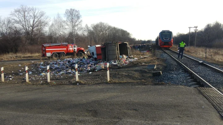 Полиция уточнила количество жертв столкновения пассажирского поезда и мусоровоза под Челябинском
