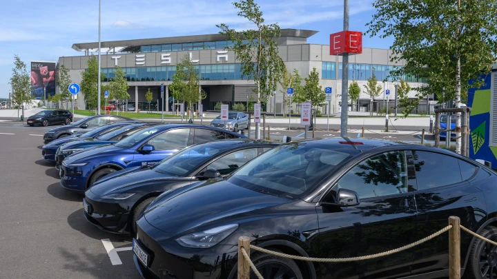 Житель США не смог выбраться из загоревшейся Tesla после того, как врезался в столб