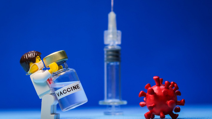 Вначале будут колоть здоровым: Доктор Мясников обозначил реальные сроки создания вакцины от COVID-19