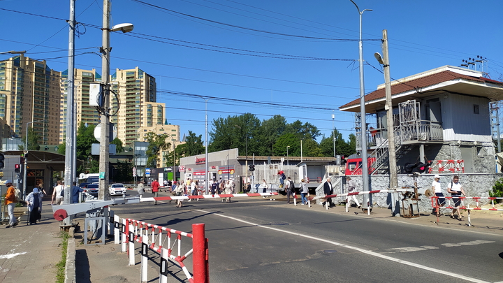 На Железнодорожном переезде в Ростове опрокинулся КамАЗ