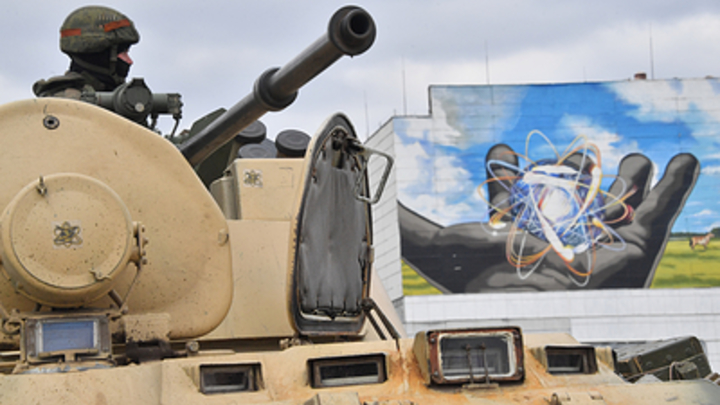 Очередная группа украинских военных из “Азовстали” подняла белый флаг