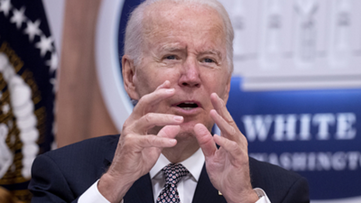 Байден попал в скандал с дочерью в ванной. Американский ведущий заявил прямо: Это ненормально