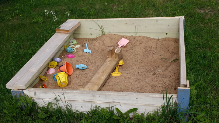 Жители Самарской области возмущены действиями полуголого мужчины у детской площадки
