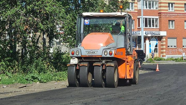 В Архангельске начали укладывать асфальт на улице Гагарина