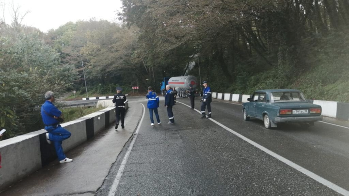 Движение по трассе Джубга — Сочи в месте аварии с газовозом восстановлено