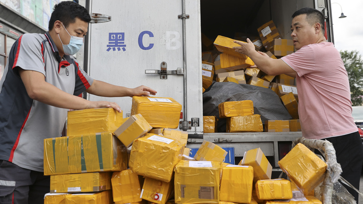 Кто не получит к Новому году посылку с Али: Тысячи фур намертво застряли на границе