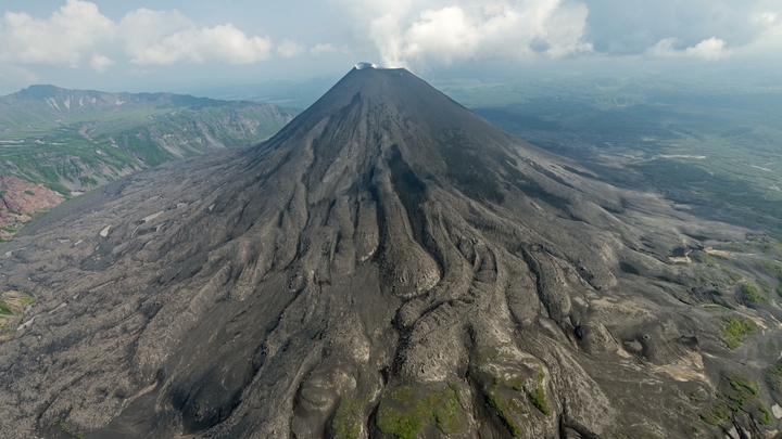 На Камчатке началось извержение самого высокого вулкана Евразии