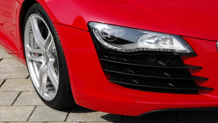 Огненное зарево, машину разорвало на куски: Смертельное ДТП со спорткаром в Москве попало на видео