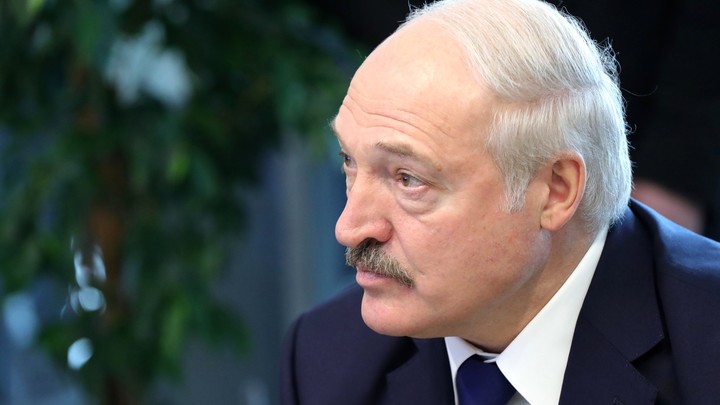 Закрыл границу наглухо: Лукашенко заявил о хлынувшем потоке оружия с Украины