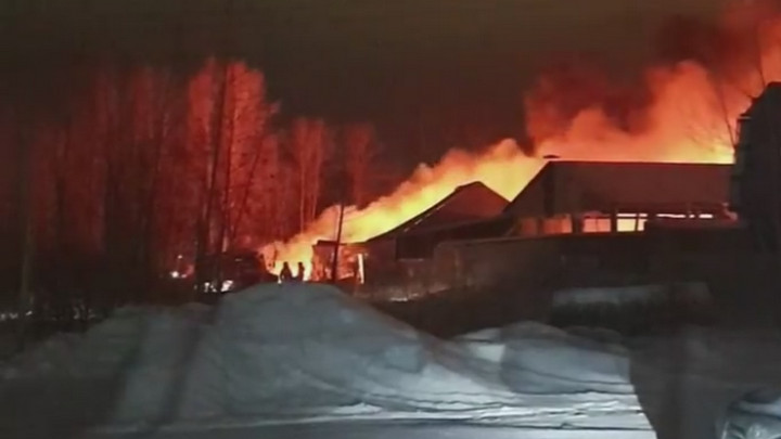 Опубликовано видео пожара на шинном заводе в Новокузнецке
