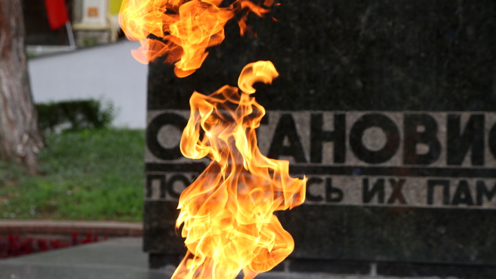 В Заволжье дети кидали камни в Вечный огонь