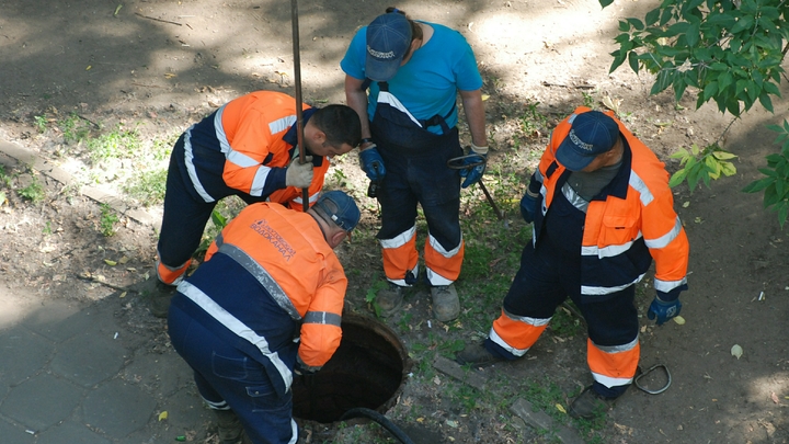 В Екатеринбурге работники ЖКХ обнаружили жуткую находку при очистке канализации в доме