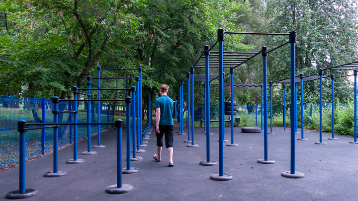 Пошёл отсюда: Толпа мигрантов выгнала детей со спортивной площадки в Железнодорожном