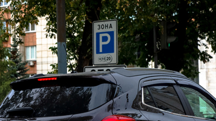 Диско на крышах: житель Челябинска прыгал на припаркованных во дворе машинах