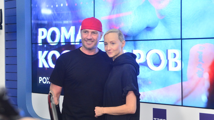 Роман Костомаров на шоу Павла Воли сравнил себя с тараканом на спине