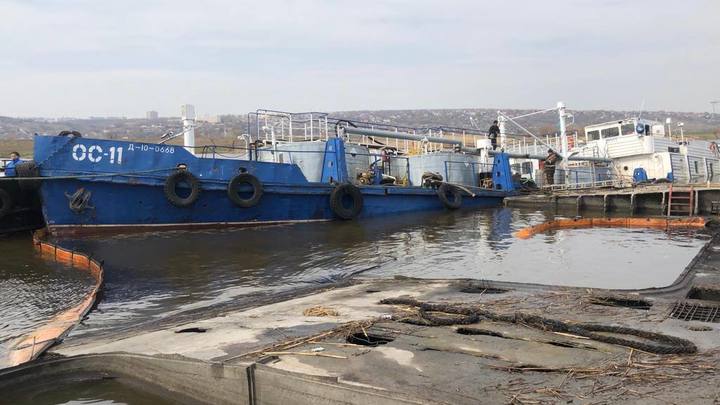 ЧП на реке Аксай: из затопленного судна разливается нефть