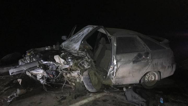 На трассе в Ростовской области в лобовой аварии погиб водитель и пострадал ребёнок