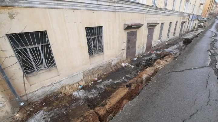 На тротуаре у дома в городе Челябинской области рухнула подпорная стена