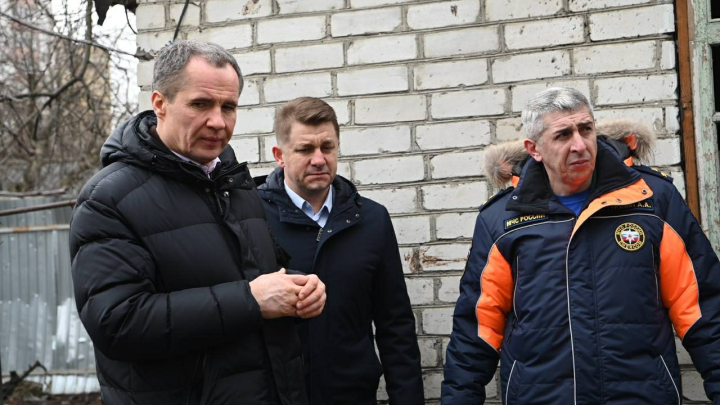 Гладков предложил озвучить фамилии тех, кто делает из укрытий туалеты