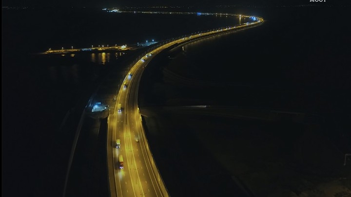 Движение по Крымскому мосту приостановлено. В одном направлении