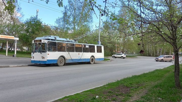 В Екатеринбурге у троллейбуса во время движения отлетело колесо